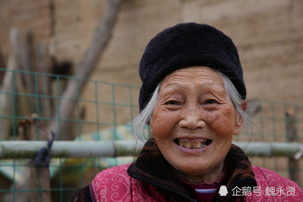 八旬奶奶有5个儿但喜欢独居土坯房 过年了家里挂满腊肉啥都不缺