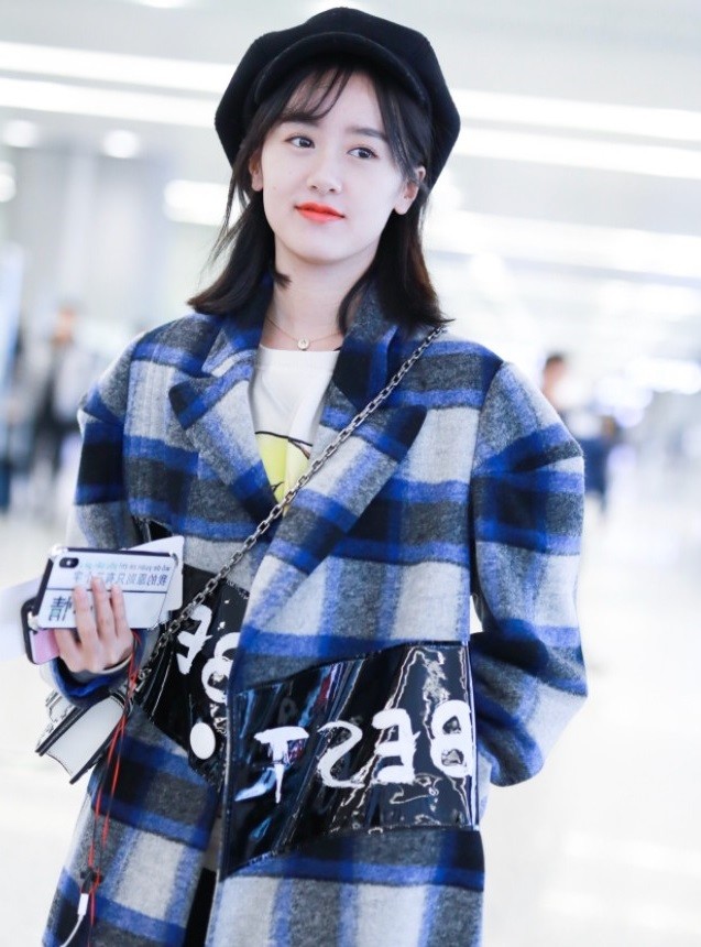 袁冰妍将皮衣缝在大衣上?时髦到要上天,手机壳更加抢镜