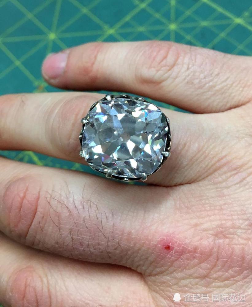 她花88元在旧货摊买了枚玻璃戒指,结果是价值