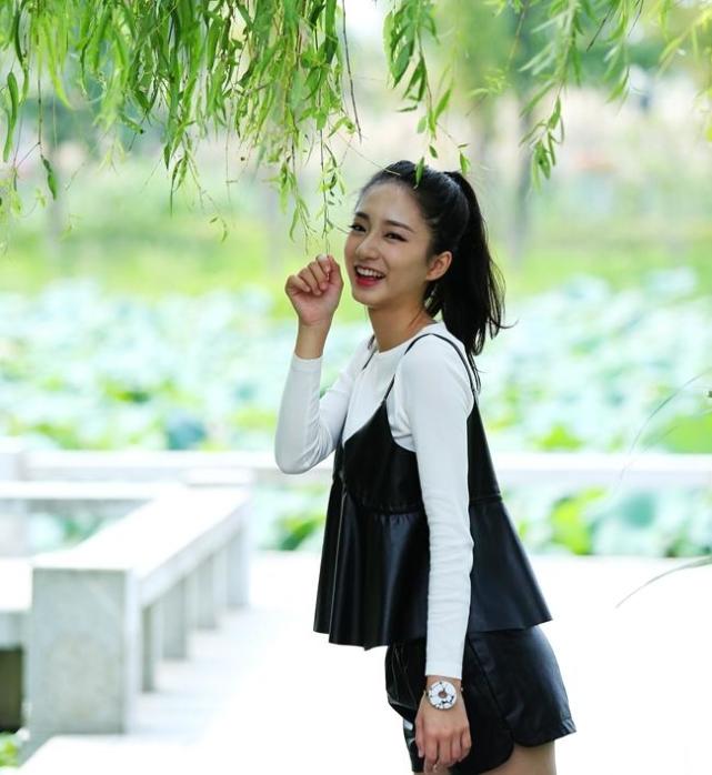 王思聪千万片约签她 暖妹撞脸hebe|谭盐盐