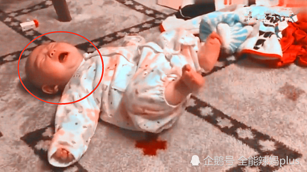 婴儿自己哭闹没人理,老爸没忍住打个喷嚏,宝宝