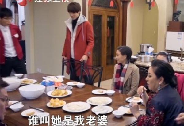 吴尊爸爸很欣赏向佐的功夫,向佐现场表演功夫