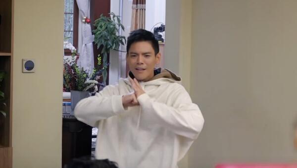 吴尊爸爸很欣赏向佐的功夫,向佐现场表演功夫
