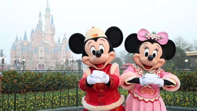 上海迪士尼开启春节模式 首次推出年夜饭套餐