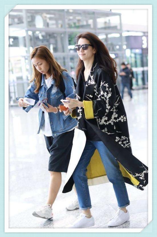 袁咏仪美起来没对手!扎高马尾装配条纹西装,4