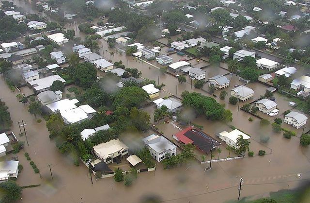 天災不斷!澳洲昆士蘭暴雨成災多地鱷魚出沒,軍隊出動抗洪救災!