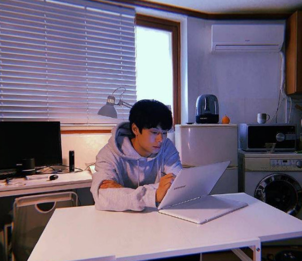 2位明星被骂:女爱豆直播中骂脏话,他看个演出