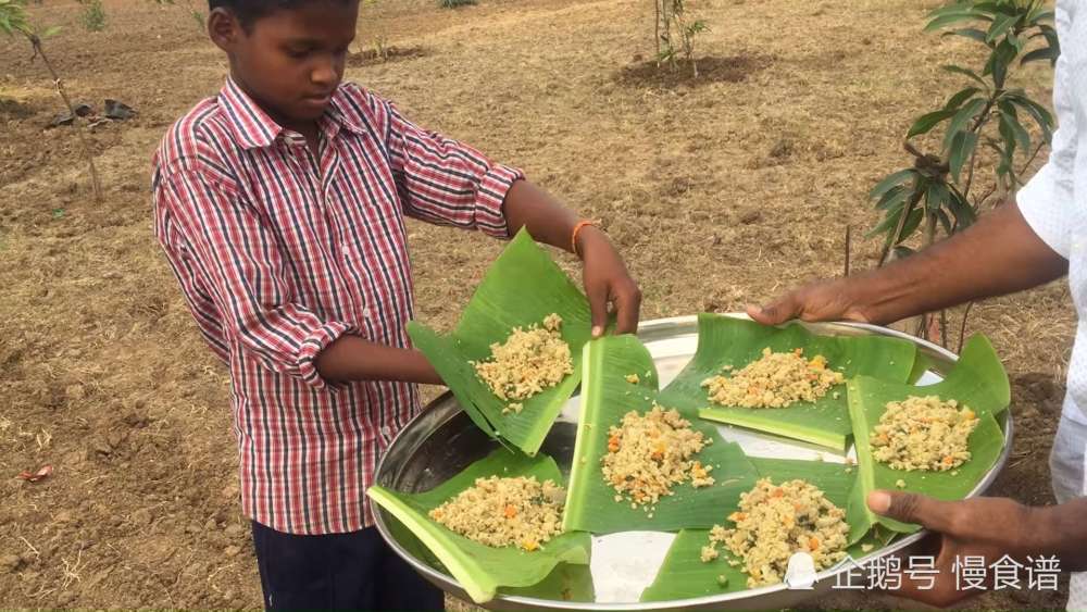 印度小哥买了两个巨蛋,头那么大,煮出来不够