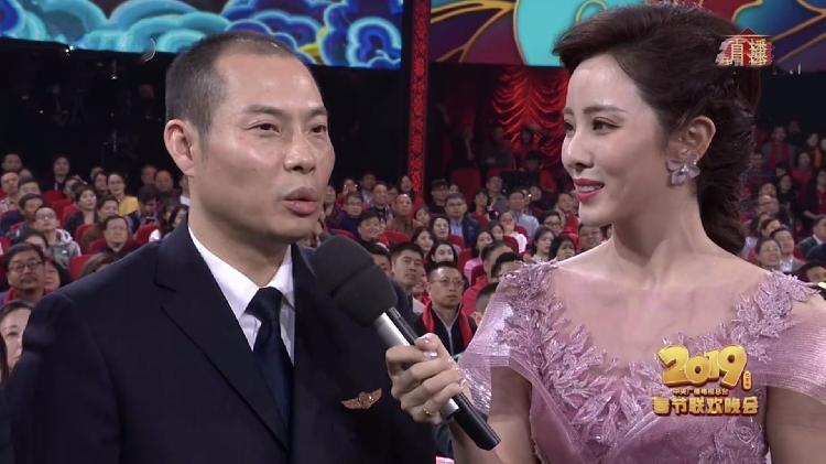 央视春晚开场就有洪崖洞,重庆英雄机长刘传健