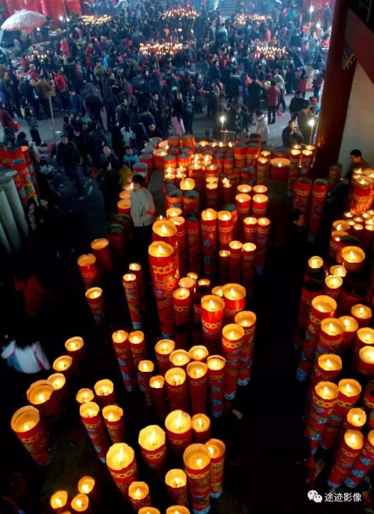 燒頭香風行與人們求神靈保佑的宗教心理也有很大關係.