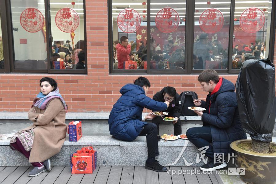 浙江大学:留学生共进年夜饭