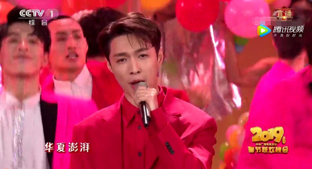 春晚张艺兴和迪丽热巴同台深情对视上热搜其实台下同框也超甜