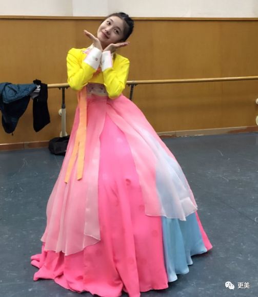 张艺谋|搭档千玺，碾压小黄鸭，00后最强资源花出现了！