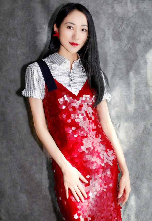 春晚:景甜跟韩雪同穿红裙,相差五岁,身材曲线却