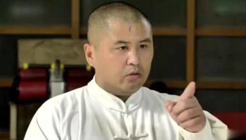 闫芳表演太极被打,双方头破血流…