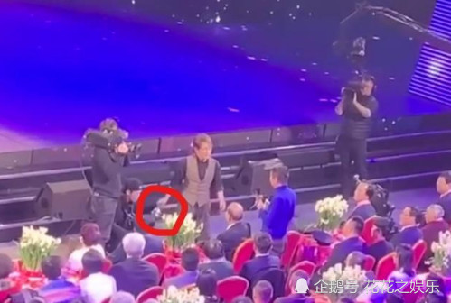 刘谦魔壶表演当着观众面换壶,截图曝光,观众身