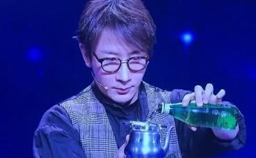 助手帮刘谦偷换壶,魔术表演现场的观众都是托
