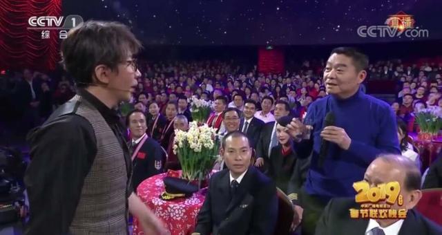 助手帮刘谦偷换壶,魔术表演现场的观众都是托