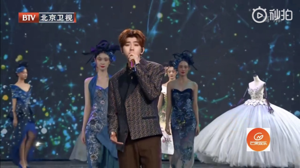 北京春晚为P掉吴秀波做法太刚,关晓彤大长腿抢