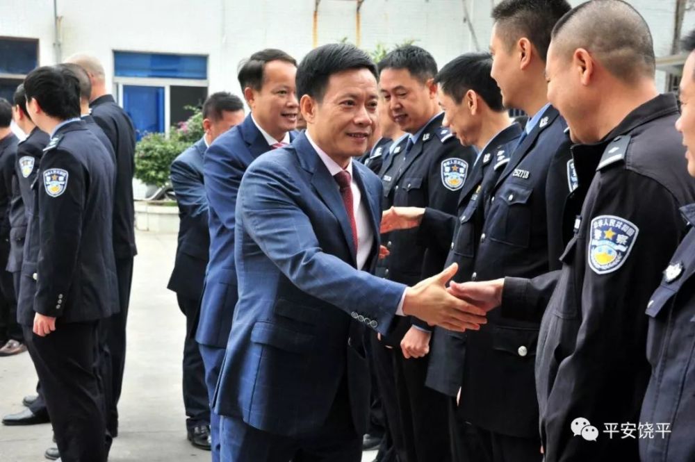 林文锋陈跃庆到我局慰问节日执勤民警