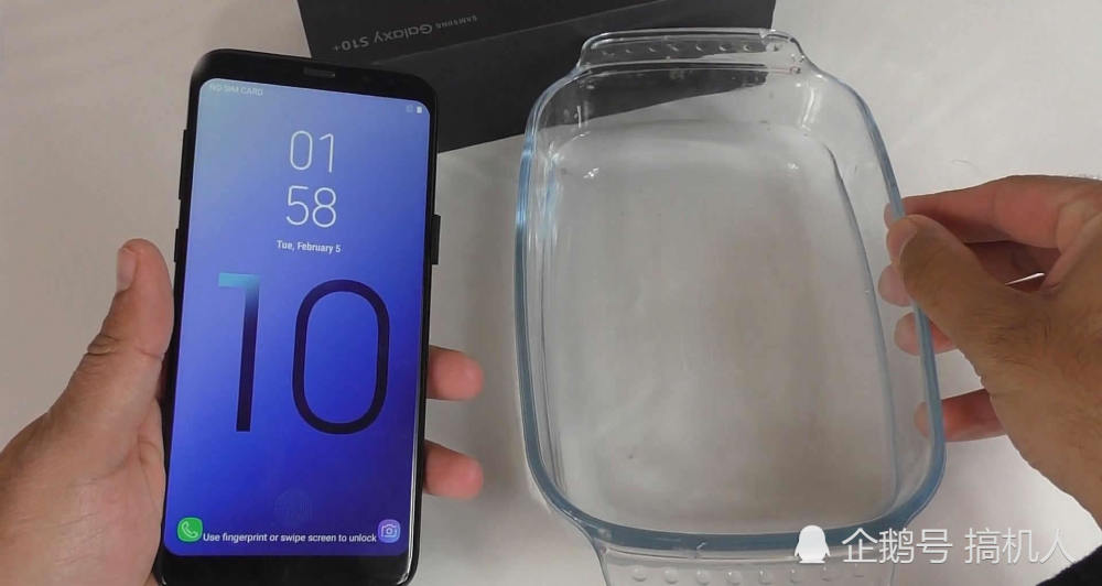 山寨三星S10+放水里浸泡7小时 拿出后被老外