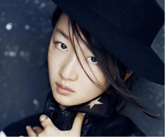 周冬雨晒出自己家豪宅,客厅放着一整排高跟鞋,太会打扮自己了