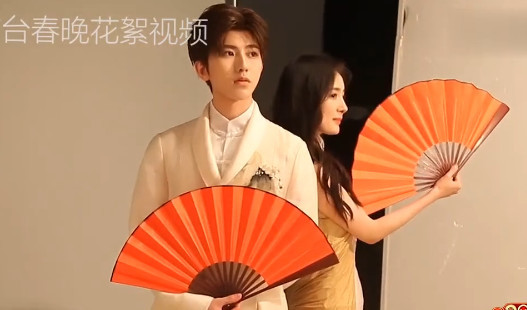 杨幂蔡徐坤惊喜同框,姐弟组合很养眼,纯手工的晚礼服很精美