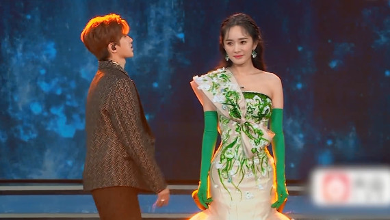 杨幂蔡徐坤惊喜同框,姐弟组合很养眼,纯手工的晚礼服很精美
