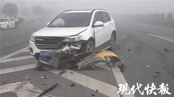 鹽城一逆行出租車與私家車相撞三人受傷!