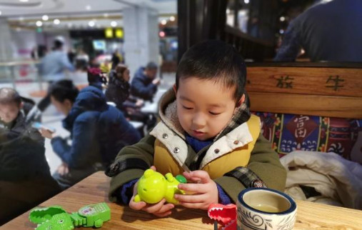 硬碰硬 | 预算3000元 荣耀V20对比小米8谁更胜