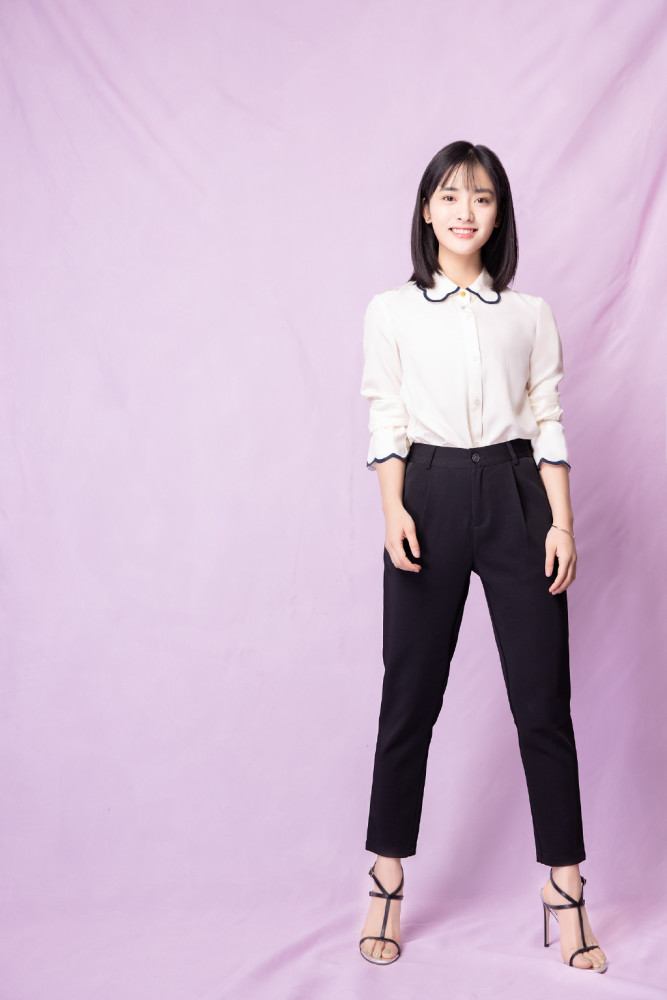 沈月真是可爱到爆,穿毛绒短裙cos唐老鸭,露小细腿吸睛十足