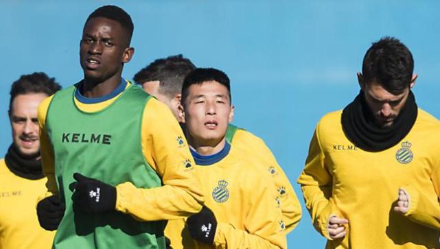 武磊训练精彩进球赢喝彩 穿象征主力背心周末