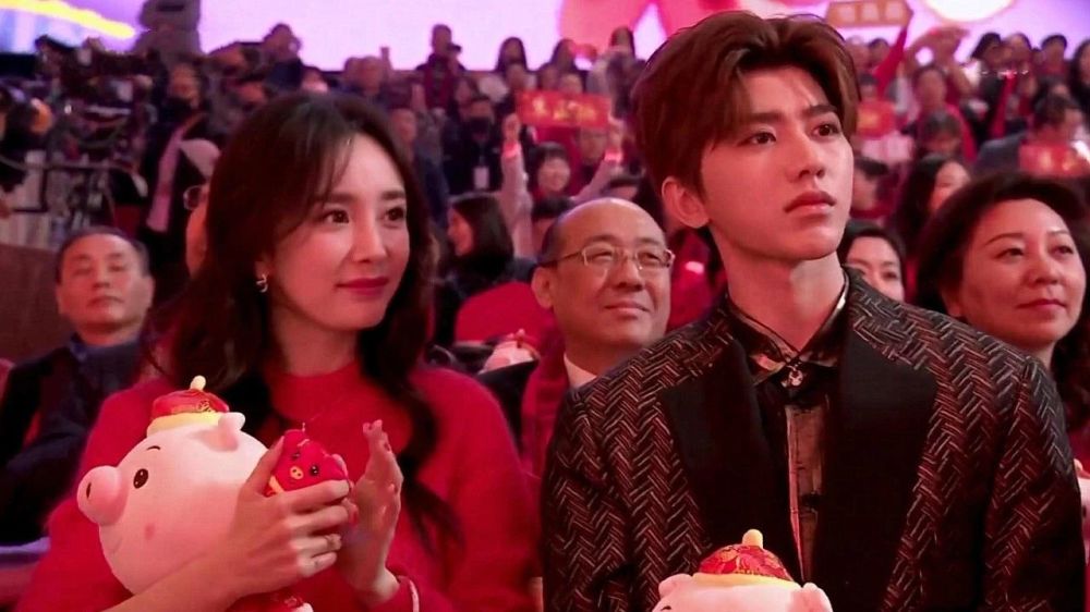 北京卫视春晚:唐嫣罗晋甜蜜对唱,台下杨幂蔡徐