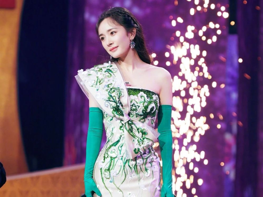 北京卫视春晚:唐嫣罗晋甜蜜对唱,台下杨幂蔡徐