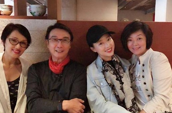 42年前演陆小凤成名,娶小20岁美妻过二人生活,今仍帅如小伙