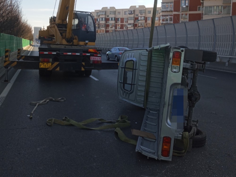 天津一快速路上一辆车侧翻交通缓行