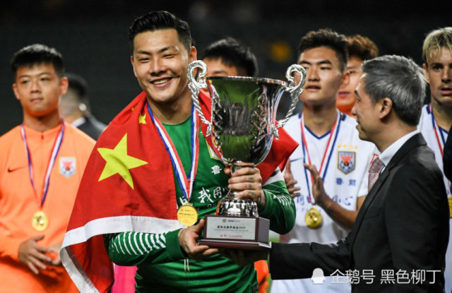 王大雷干得漂亮!面对香港球迷狂嘘鲁能,他披国