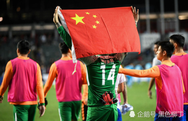 王大雷干得漂亮!面对香港球迷狂嘘鲁能,他披国