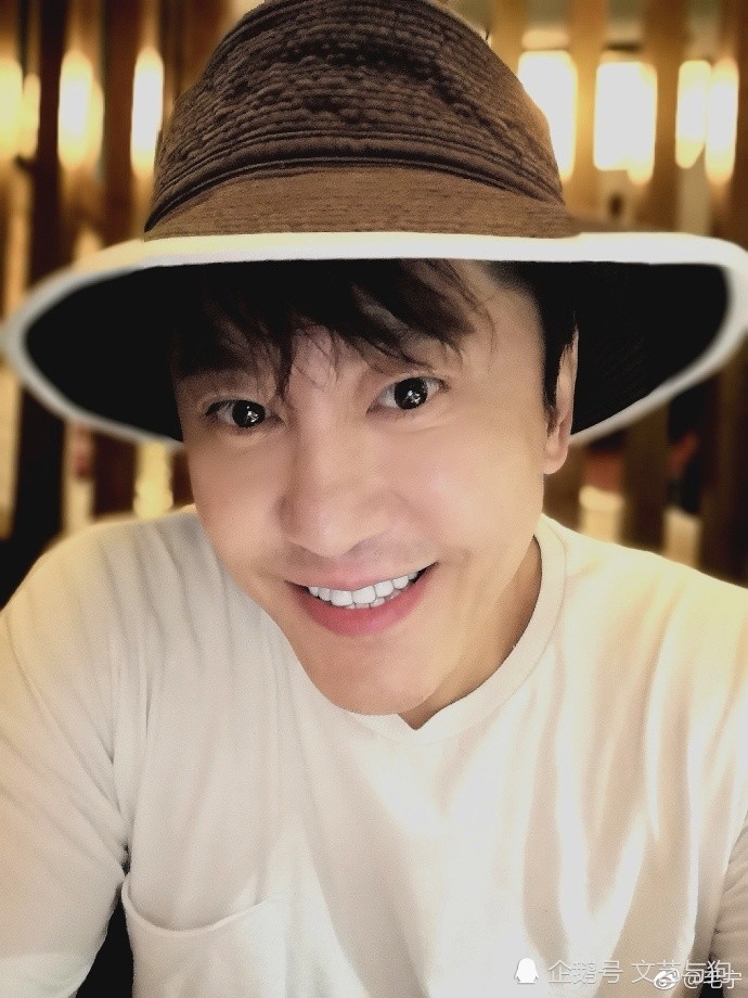 49岁歌手毛宁近照曝光,丝毫不见老态,变身帅气肌肉型男