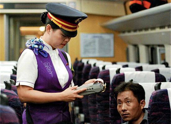 近日,浙江大学女学生陈绘衣因"二次购票"将昆明铁路局告上法庭