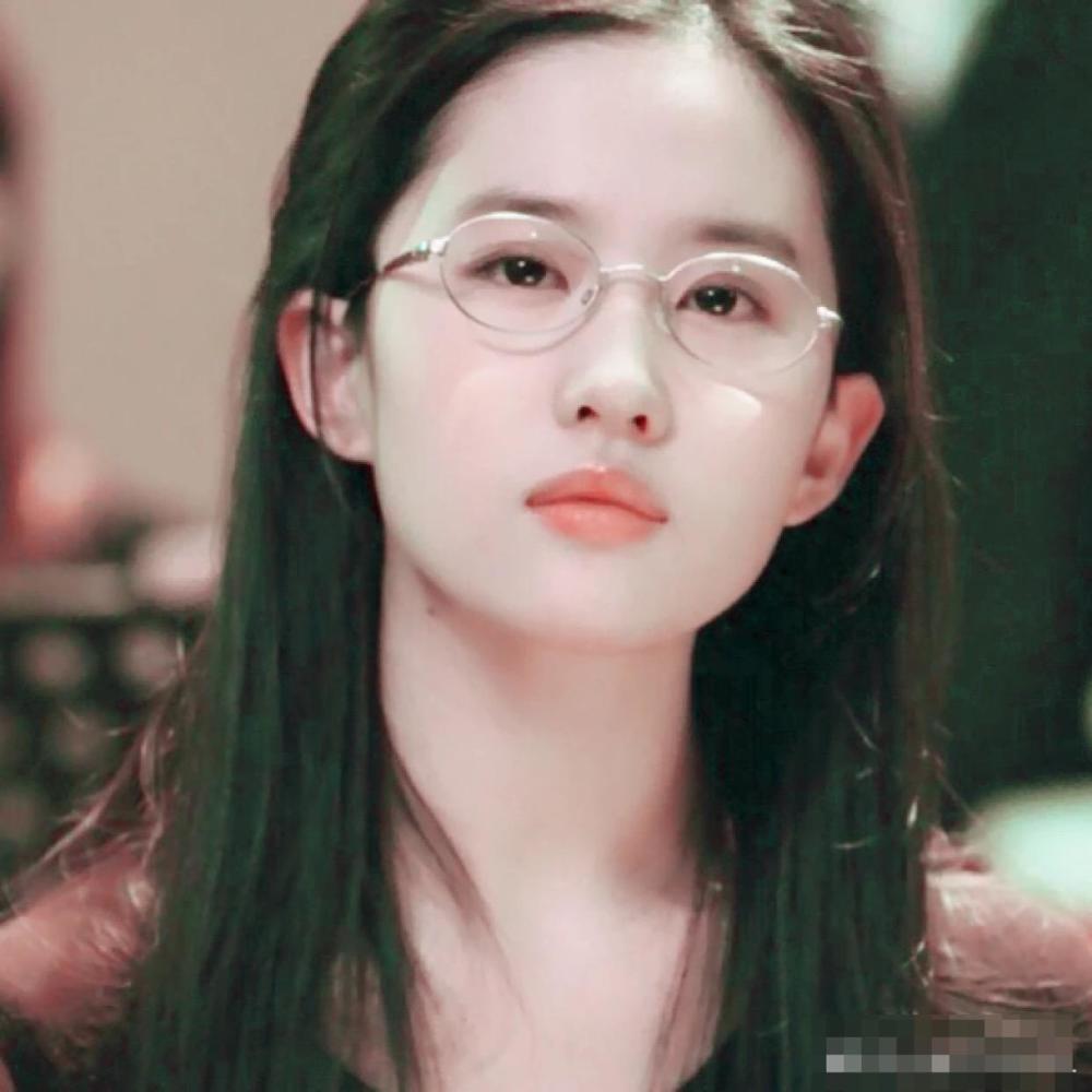 刘亦菲真就是仙女下凡了,戴上眼镜都可以如此