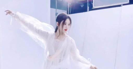 鞠婧祎一袭白衣轻灵飘逸,就如画中走出来的仙