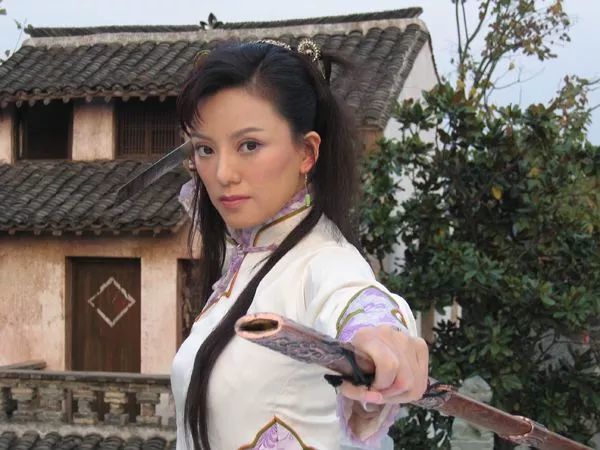 千万级豪车相撞,车主互递名片客气交友,豪车女主竟是女星彭丹?