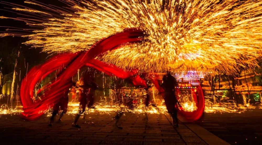 错过再等一年!来台儿庄古城赏非遗绝技1500℃"火龙钢花"