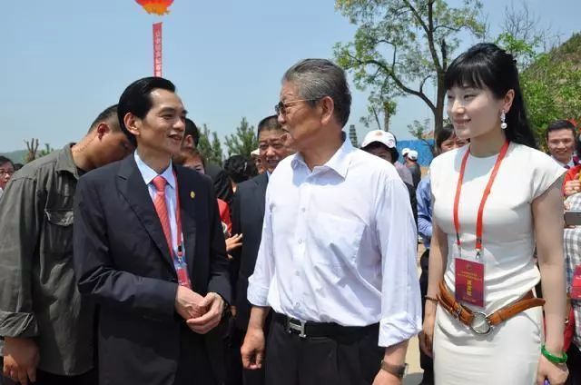 生命人寿保险股份有限公司董事长张峻（左）生命伙伴关爱基金副理事长陶美萦（右）