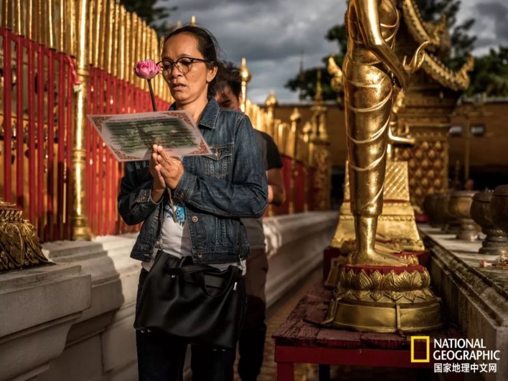 双龙寺的金顶之中,传说只要逆时针绕着佛塔三圈,便能得到佛的保佑.