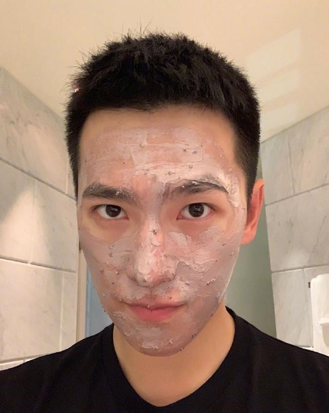 杨洋晒照敷面膜都没涂均匀但还是帅,网友:感觉像胡乱摸了把水泥