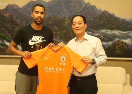 德尔加多晒出签约鲁能照片 热身赛已有出场进