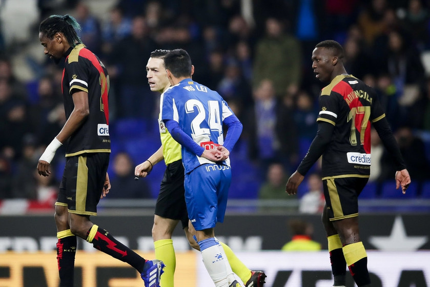 武磊主场首秀刚出场险造点 外语娴熟向裁判要