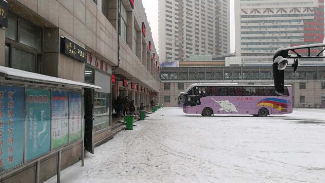 記者從鄭州長途汽車中心站獲悉,2月10日,受降雪和高速公路管制影響